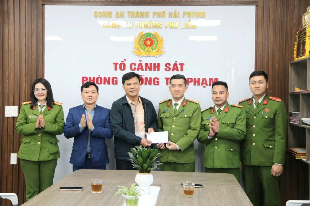 Đảng uỷ - UBND phường Phù Liễn khen thưởng đột xuất cán bộ, chiến sĩ Công an phường Phù Liễn